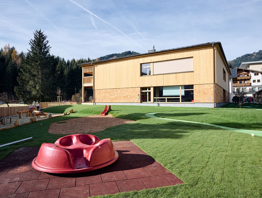 Kindergarten Flachau-Reitdorf mit großer Spielwiese